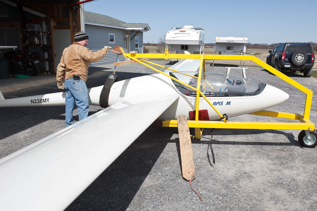 Hoisting glider body on shuttle